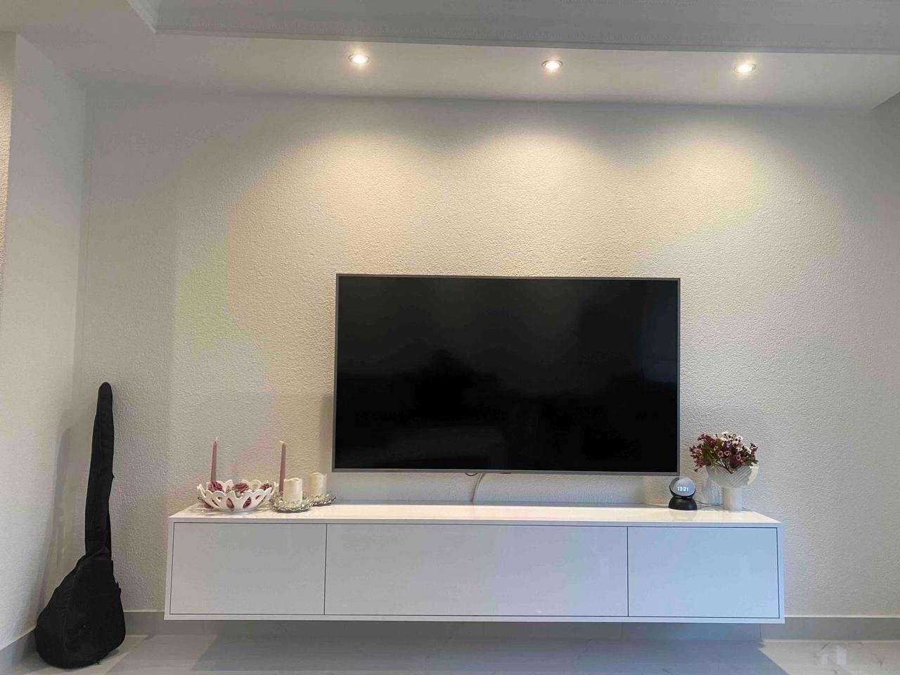 TV-Bank mit Türen, weiß